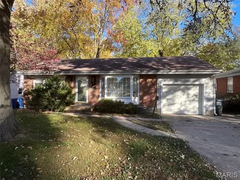1260 Gahan Dr, Florissant, MO 63031