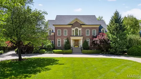 25 Fair Oaks Dr, Saint Louis, MO 63124