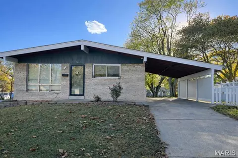 2410 Mockingbird Ln, Florissant, MO 63031