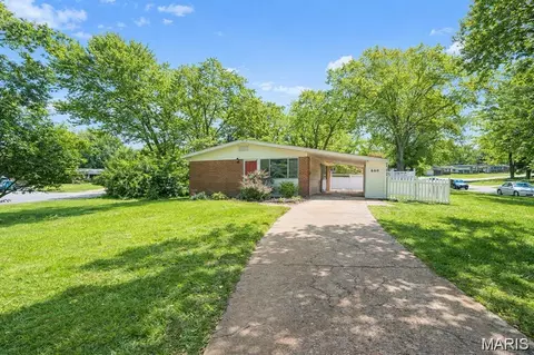 660 Pimlico Dr, Florissant, MO 63033