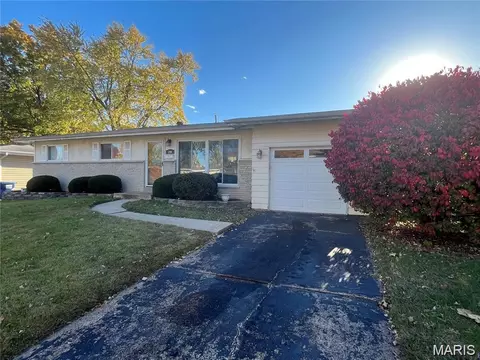 290 Francisca Dr, Florissant, MO 63031