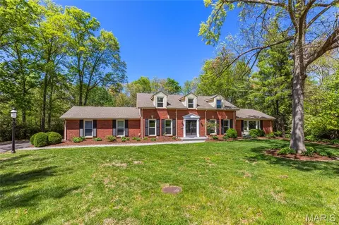 16 Williamsburg Rd, Creve Coeur, MO 63141