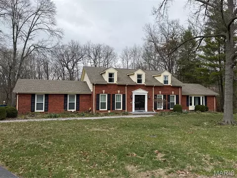 16 Williamsburg Rd, Creve Coeur, MO 63141
