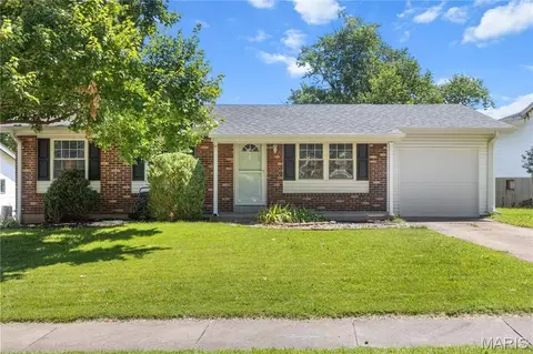 2500 Wesglen Estates Dr, Maryland Heights, MO 63043