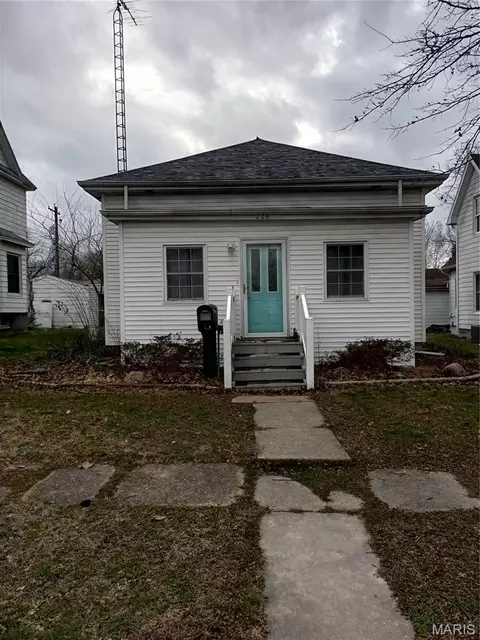206 S Cedar St, Nokomis, IL 62075