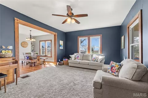 612 N Main St, Eolia, MO 63344