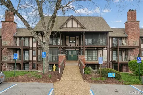 1436 Heritage Lndg #32, Saint Charles, MO 63303
