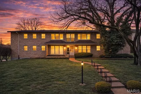 2 Delcrest Ct #102, Saint Louis, MO 63124