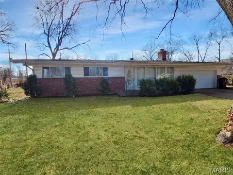 2214 Ibis Ct, Saint Louis, MO 63136