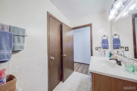 Bath - 402 Locust St, Cuba, MO 65453 photo 3 of 4