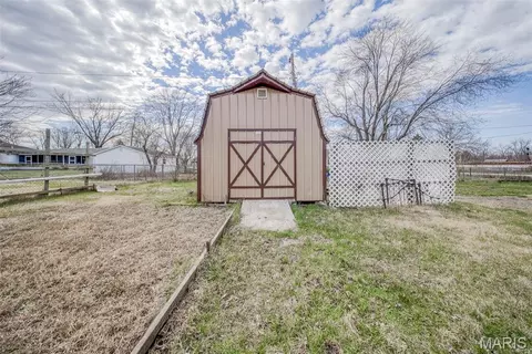 Exterior - 402 Locust St, Cuba, MO 65453 photo 6 of 10