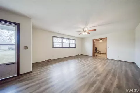 Living - 402 Locust St, Cuba, MO 65453 photo 8 of 8