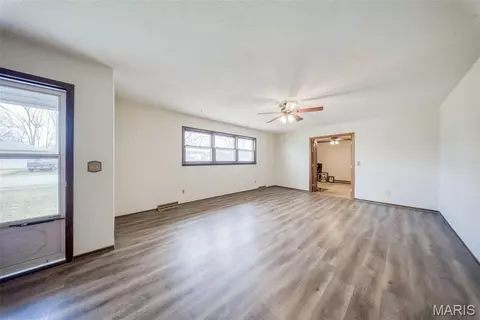 Living - 402 Locust St, Cuba, MO 65453 photo 5 of 8