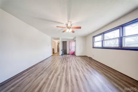 Living - 402 Locust St, Cuba, MO 65453 photo 4 of 8