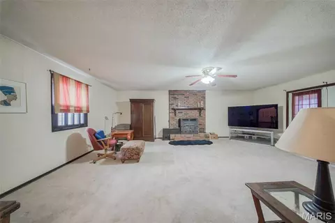 Living - 402 Locust St, Cuba, MO 65453 photo 6 of 8