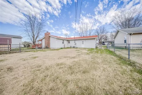 Exterior - 402 Locust St, Cuba, MO 65453 photo 10 of 10