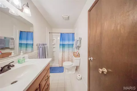 Bath - 402 Locust St, Cuba, MO 65453 photo 2 of 4