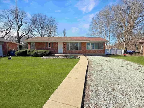 3755 Park Crest Dr, Saint Louis, MO 63125