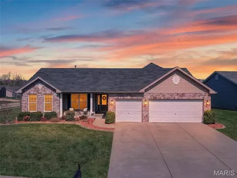 401 Shady River Dr, Saint Paul, MO 63366