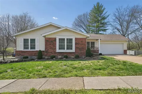 5776 Karamar Dr, Saint Louis, MO 63128