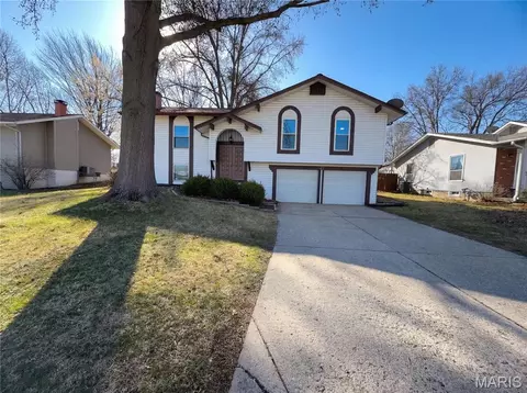 27 Glenna Dr, Saint Peters, MO 63376