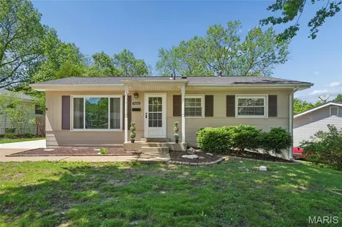 6709 Village Square Dr, Hazelwood, MO 63042