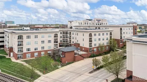 1251 Strassner Dr #2112, Brentwood, MO 63144