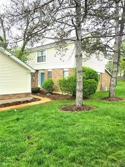 2049 Kentmore Ln, Chesterfield, MO 63017