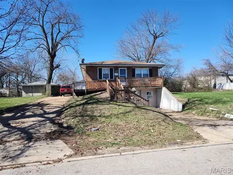 10107 Castle Dr, Saint Louis, MO 63136