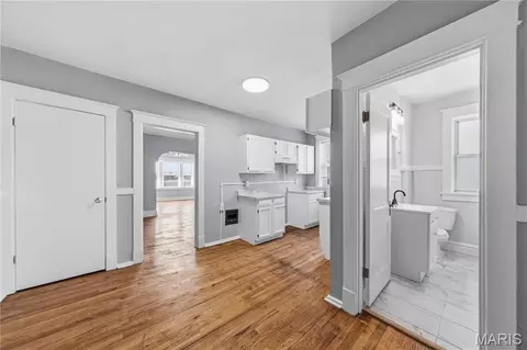Entry Way - 4643 Evans Ave, Saint Louis, MO 63113 photo 9 of 20