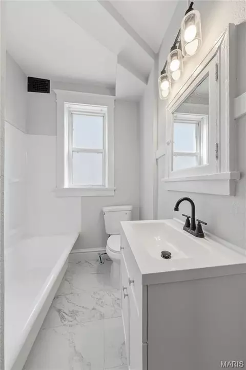 Bath - 4643 Evans Ave, Saint Louis, MO 63113 photo 1 of 4