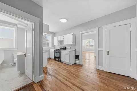 Entry Way - 4643 Evans Ave, Saint Louis, MO 63113 photo 4 of 20
