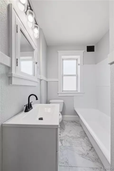 Bath - 4643 Evans Ave, Saint Louis, MO 63113 photo 2 of 4