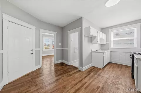 Entry Way - 4643 Evans Ave, Saint Louis, MO 63113 photo 3 of 20