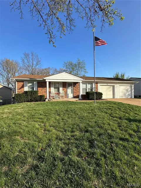 1418 Twin Trails Dr, Fenton, MO 63026