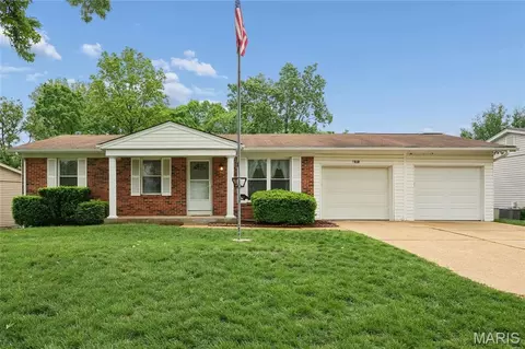 1418 Twin Trails Dr, Fenton, MO 63026