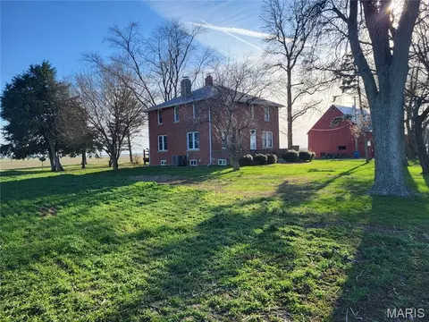 12772 Buckeye Rd, Highland, IL 62249