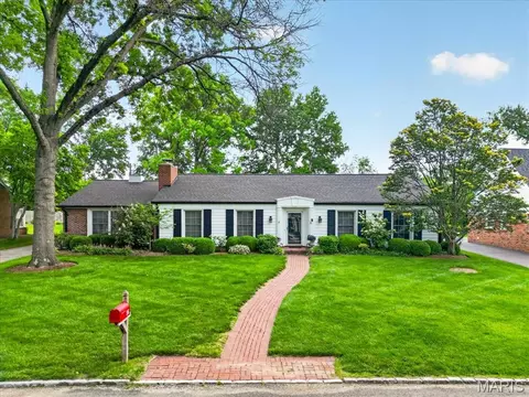26 Narragansett Dr, Ladue, MO 63124