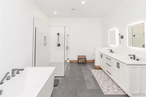 Bath - 23252 Jupiter Ave, Macon, MO 63552 photo 1 of 5