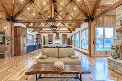 Living - 23252 Jupiter Ave, Macon, MO 63552 photo 2 of 5