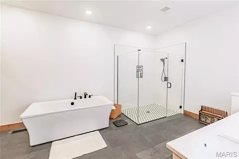Bath - 23252 Jupiter Ave, Macon, MO 63552 photo 2 of 5