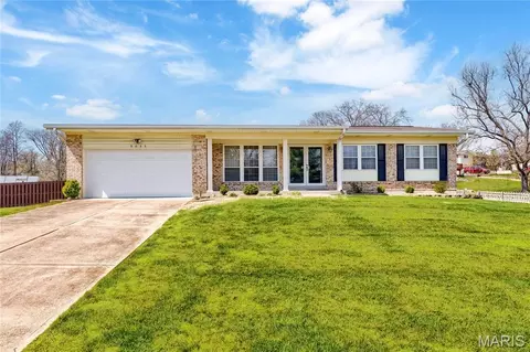 9035 Cordoba Ln, Crestwood, MO 63126