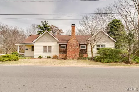 407 S Locust St, Carlinville, IL 62626