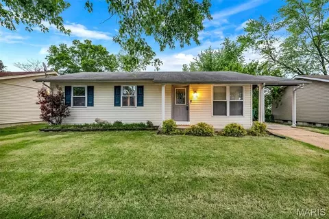 2916 Oriental Dr, Florissant, MO 63031