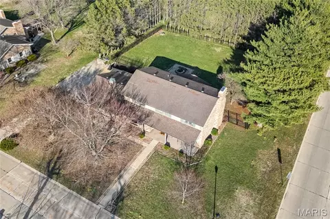 2 Lindenleaf Ln, Belleville, IL 62223