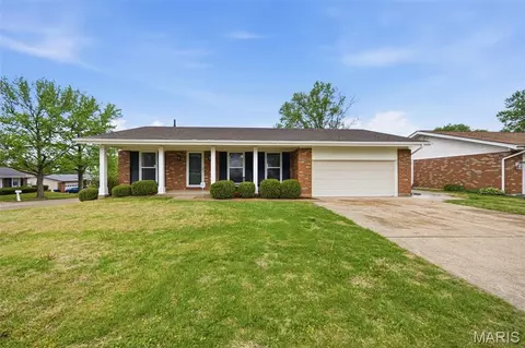 4394 Satiris Dr, Florissant, MO 63033