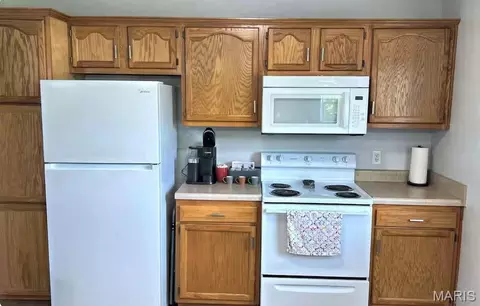 Kitchen - 142 Hickory Ridge Dr, Saint Robert, MO 65584 photo 2 of 3