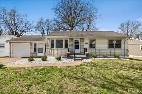 9863 Eastdell Dr, Dellwood, MO 63136