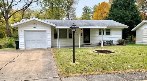 128 Fenwick Dr, Ferguson, MO 63135
