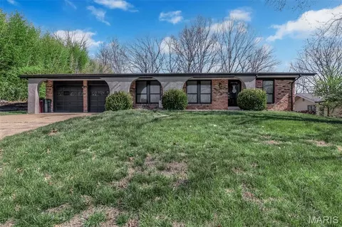 9 Treecrest Ct, Fenton, MO 63026